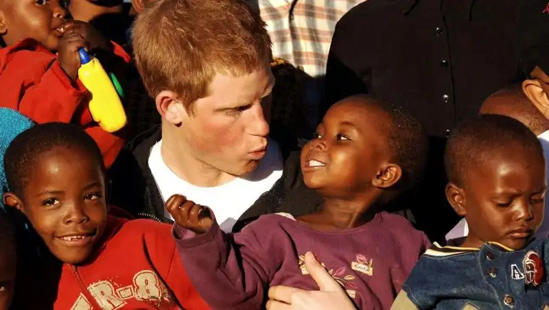Prens Harry, 20 Yıldır Desteklediği Afrika Yardım Kuruluşundan İstifa Etti!