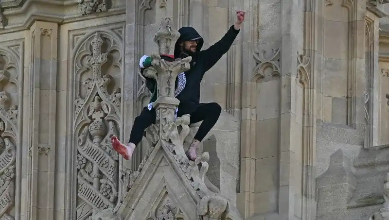 Londra'da Filistin Bayrağıyla Big Ben'e Tırmanan Genç Protestocu Dikkatleri Üzerine Çekti