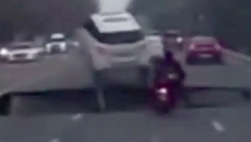Güney Kore Otoyolunda Oluşan Dev Çukur, Motosikletli Sürücüyü Yuttu