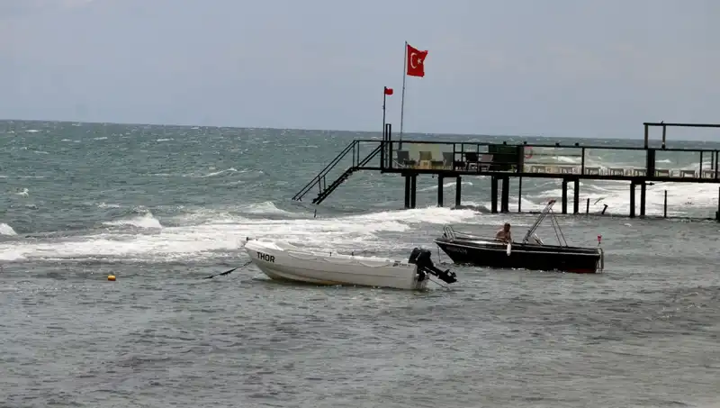 Poyrazın Gücü Artıyor: Plajlarda Denize Girmek Yasaklandı!