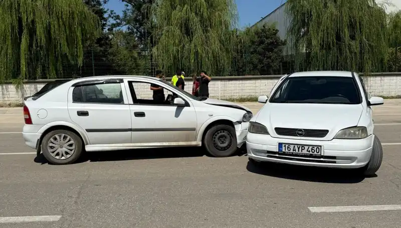 İki Otomobil Çarpıştı: Kazada İki Kişi Yaralandı, Detaylar Burada!
