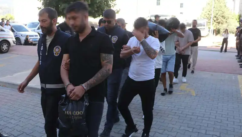 Sahte Escort İlanlarıyla Yüzbinlerce Kişiyi Nasıl Dolandırdılar?