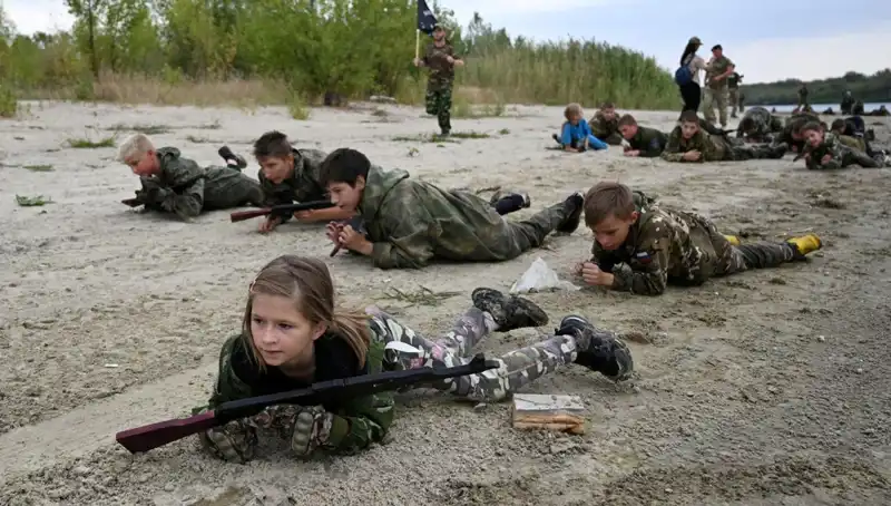 Rusya'da 8 Yaşındaki Çocuklar Askeri Kamp Eğitimi Alıyor: Ölümle Yüzyüze Geldiler
