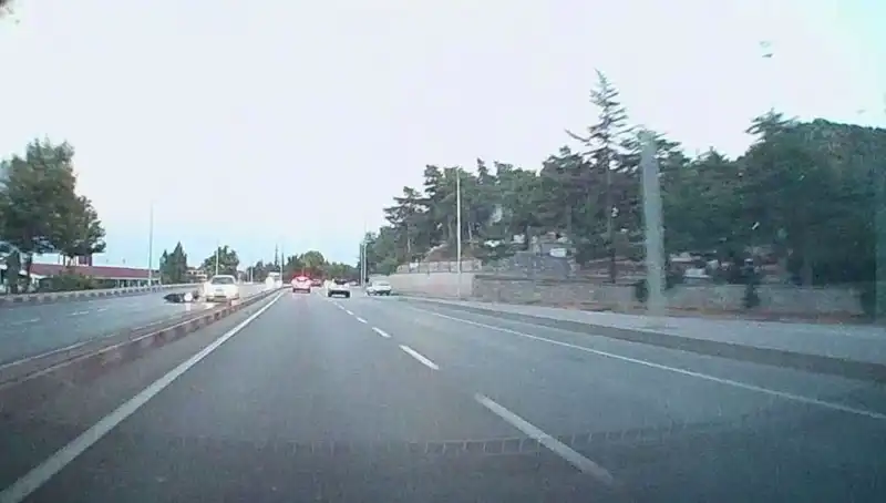 Otomobil ve Motosiklet Çarpıştı: Kaza Anı Kameralara Yansıdı