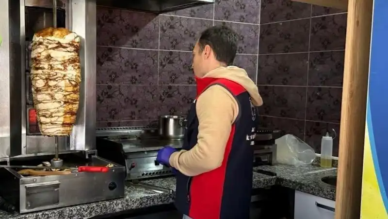 Tavuk Döner Alarmı: Ülke Genelinde İşletmelere Baskınlar Artıyor