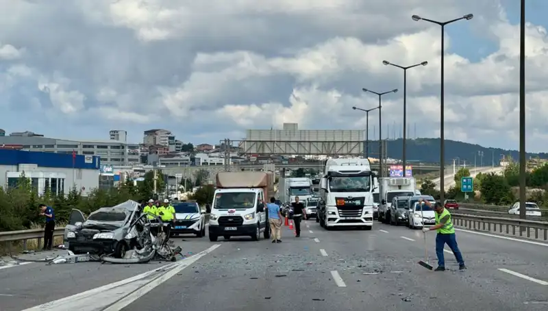 Otoyol Faciası: Üç Kişi Araçta Sıkıştı, Trafik Kilitlendi!