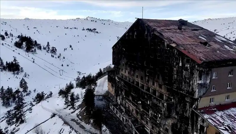 Kartalkaya'da Yangın Felaketi: 8 Kişi Tahliye Edildi, Tatilcilerin Güvenliği Endişe Yarattı