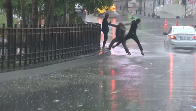 İstanbul ve İzmir'de Meteorolojiden Turuncu Kodlu Alarm: Zorlu Hava Koşulları Geliyor!