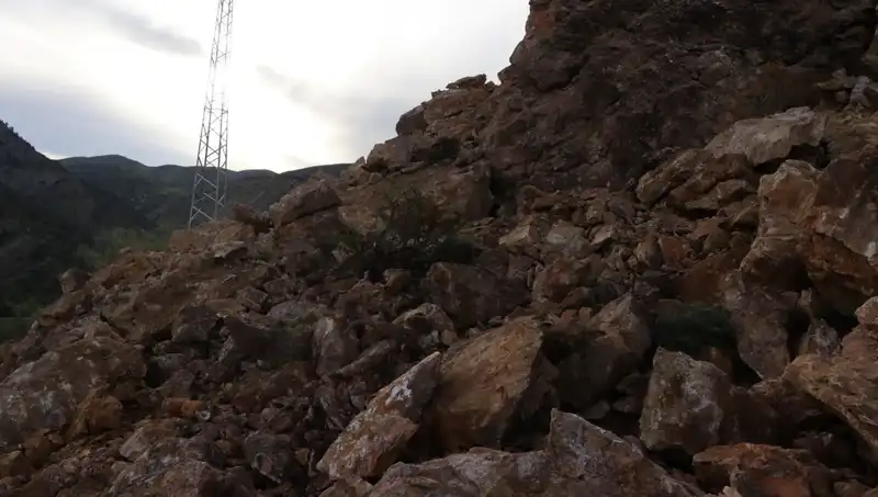 Erzurum'da Heyelan: Dev Kayalar Yolu Ulaşıma Kapattı, Şehirde Endişe Hakim!