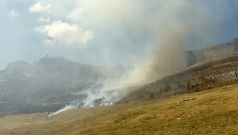 Kars Kalesi Eteklerinde Şok Anız Yangını: Doğa ve Tarih Tehlikede