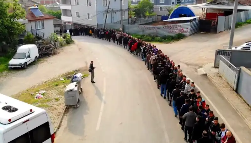 Bursa'nın Mahallesinde Bayram Coşkusu: 1 Kilometrelik Kuyruk Oluştu!